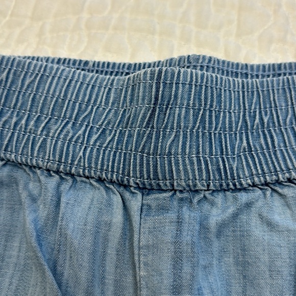 Aritzia TNA elastic waist jean shorts. - Picture 6 of 10